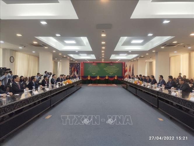 Hanoi-Phnom Penh strengthen traditional friendship and cooperation